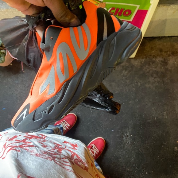 Sz 7 Yeezy boost 700 - Picture 6 of 6